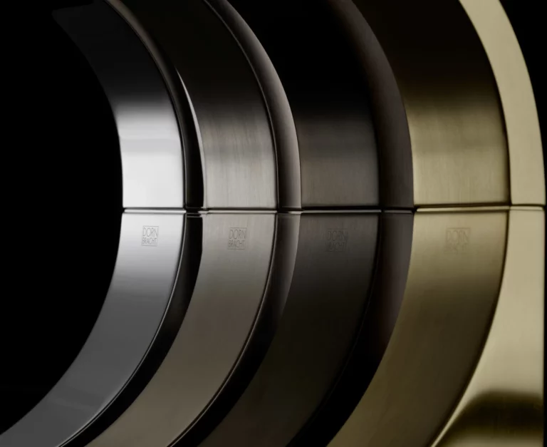 Dornbracht Cyo csaptelepek fényes és szálcsiszolt Durabrass kivitelben, valamint elegáns matt Dark Platinum árnyalatban
